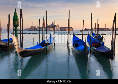 Gondoles attaché au crépuscule du San Marco avec San Giorgio Maggiore dans la distance, Venise, Vénétie, Italie Banque D'Images