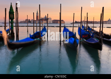 Gondoles attaché au crépuscule du San Marco avec San Giorgio Maggiore dans la distance, Venise, Vénétie, Italie Banque D'Images