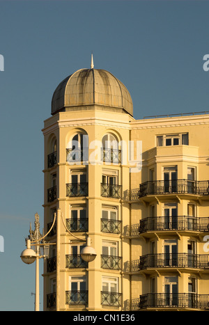 Du très grand hôtel façade sur le front de mer de Brighton. Banque D'Images