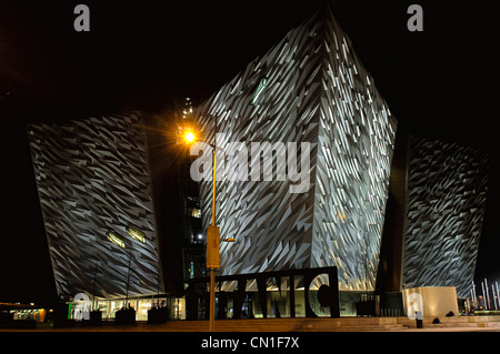 Signature Titanic Building at night Banque D'Images