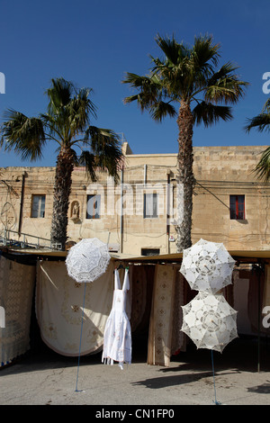Parapluie dentelle traditionnelle maltaise souvenirs touristiques en Marsaxlokk, Malte Banque D'Images