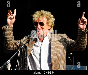 HARD ROCK FESTIVAL APPELANT, UK 26/06/11. Rod Stewart introduit Stevie Nicks à 'Hard Rock' 2011 appelant music festival, Hyde Park, Londres. Veuillez consulter les instructions spéciales pour les taux d'utilisation. Crédit photo doit lire Julie Edwards Banque D'Images