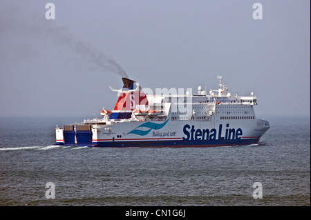 Nouvelle voiture et Stena Line ferry Stena RoRo passager Superfast VIII vient de quitter le nouveau port à Cairnryan et la position à Belfast. Banque D'Images