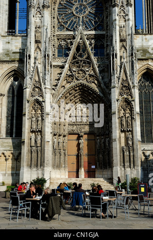 France, Seine Maritime, Rouen, Notre Dame de la Cathédrale de Rouen, café terrasse en face de la Calende portal Banque D'Images