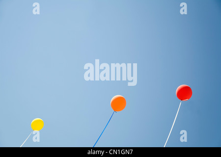 Trois ballons Floating contre le ciel bleu Banque D'Images