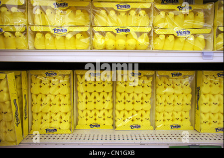 Bonbons Pâques peeps en vente sur les tablettes des magasins, 7 mars 2011, © Katharine Andriotis Banque D'Images