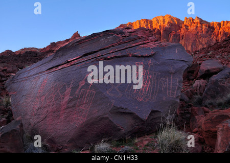 Pétroglyphes sur boulder au coucher du soleil de l'Arizona's Paria Canyon - Vermilion Cliffs Wilderness. Banque D'Images