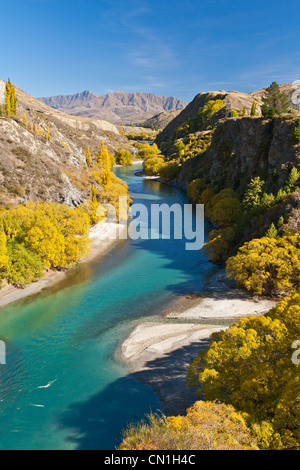 Le Kawarau River s'écoule du lac Wakatipu à travers la gorge à Cromwell et le lac Dunstan dans Otago, Nouvelle-Zélande. Banque D'Images