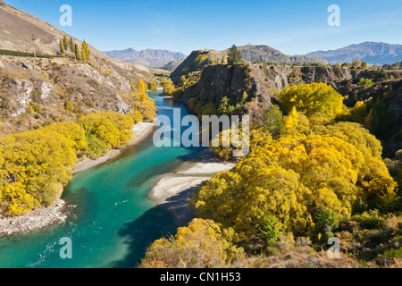 Le Kawarau River s'écoule du lac Wakatipu à travers la gorge à Cromwell et le lac Dunstan dans Otago, Nouvelle-Zélande. Banque D'Images