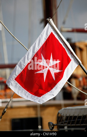 Drapeau avec une croix de Malte, à La Valette, Malte Banque D'Images