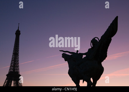 France, Paris, Pont Bir-Hakeim, statue équestre, symbole de la relance de la France par le sculpteur Wederlink et de la Tour Eiffel au lever du soleil Banque D'Images