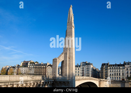 France, Paris, pont de la Tournelle, statue de St Geneviève (patronne de Paris) Banque D'Images