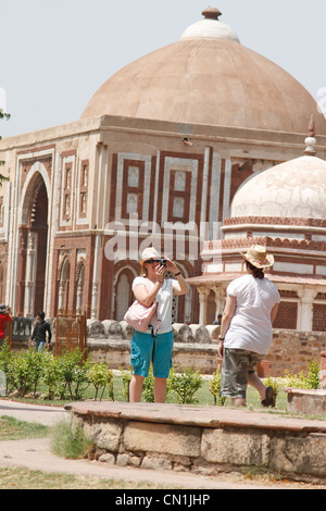 Les touristes visitant célèbre Qutab Minar Banque D'Images