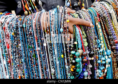 L'homme indien vendeur de rue, la vente de colliers de perles rues de Delhi, Inde Banque D'Images