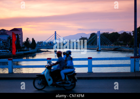 Trafic sur bridge à Phan Thiet, Binh Thuan Province, Vietnam, Asie Banque D'Images