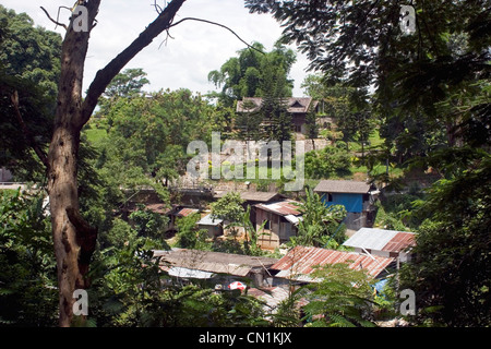 Un quartier avec des maisons est vu du dessus à Chiang Rai, Thaïlande. Banque D'Images