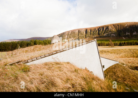 Une maison verte qui a été construit dans les années 1970, mais dépasse toujours le règlement de construction verte aujourd'hui, à Feshiebridge, Cairngorm, Banque D'Images