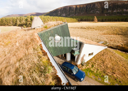 Une maison verte qui a été construit dans les années 1970, mais dépasse toujours le règlement de construction verte aujourd'hui, à Feshiebridge, Cairngorm, Banque D'Images