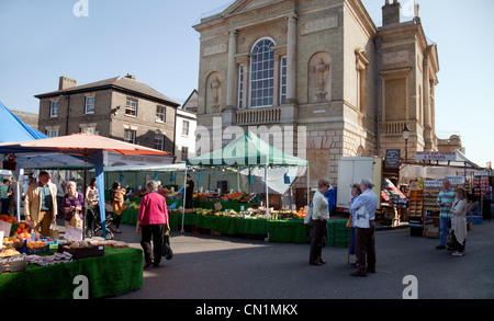 Le marché hebdomadaire dans le centre-ville de Bury St Edmunds, Suffolk East Anglia UK Banque D'Images