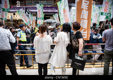 Pro-démocratie des milliers de mars contre le gouvernement de Hong Kong depuis Leung Chun-ying, a été élu comme nouveau chef de la direction Banque D'Images