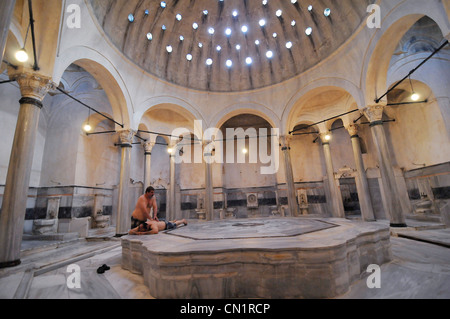 Hamam Cağaloğlu à Sultanahmet, Istanbul a été construit par le Sultan Mahmud I en 1741 pour fournir des revenus pour la mosquée Sainte Sophie. Banque D'Images