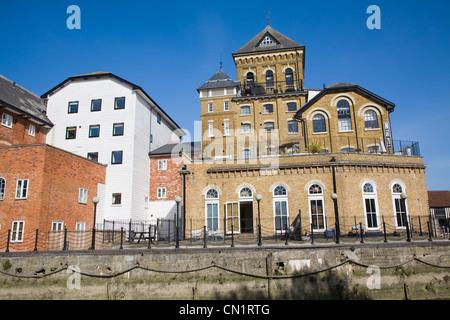 L'usine de conversion de l'ancien bâtiment industriel à l'hôtel et appartements, Colchester, Essex, Angleterre - au bord de la rivière Colne Banque D'Images