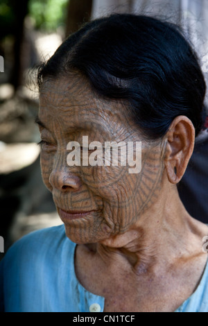 Menton femme avec un visage tatoué, l'État de Rakhine, Birmanie (Myanmar) Banque D'Images