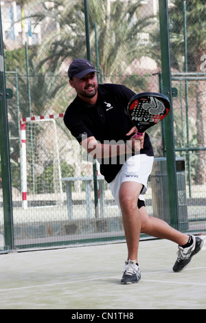 Young man playing tennis padel Banque D'Images