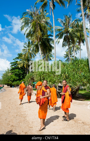 Le Cambodge, la province de Kampot, Tonsay Island (l'île des lapins), des moines bouddhistes se rendant sur l'île Banque D'Images