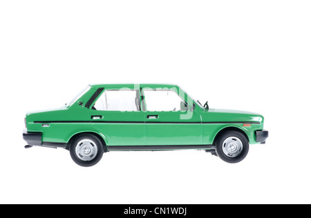 Fiat 131p sur fond blanc. Banque D'Images