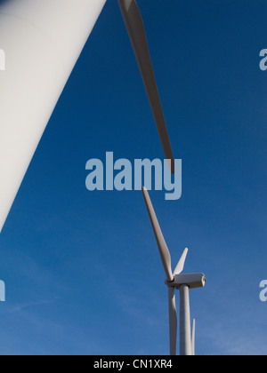 Éoliennes, low angle view Banque D'Images