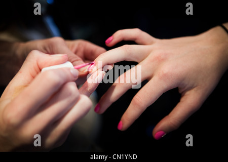 Une femme qui a son ongles peint en rose Banque D'Images