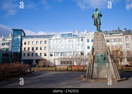 Place de la ville avec Statue de Jon Sigurdsson, Reykjavik, Islande Banque D'Images