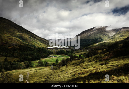 Passage à niveau train à vapeur viaduc de Glenfinnan, Ecosse Banque D'Images