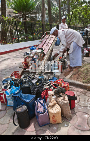 Dabbawallahs au travail Station Churchgate Mumbai Bombay Inde Banque D'Images