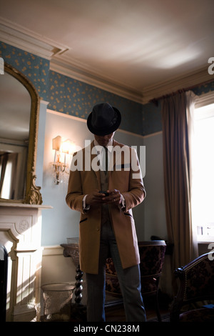 Smartly dressed man in hotel room Banque D'Images