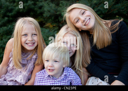 Quatre Frères et Sœurs Smiling Banque D'Images