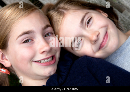 Deux Smiling Girls Banque D'Images