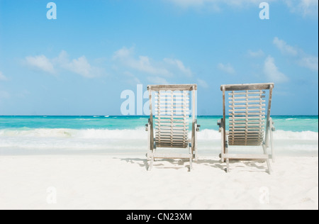 Deux chaises longues sur la plage, Tulum, Mexique Banque D'Images