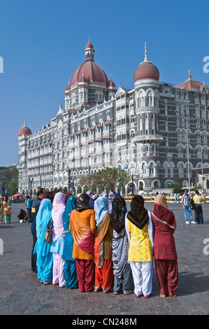 Les touristes indiens Taj Mahal Palace Hotel Mumbai Bombay Inde Colaba Banque D'Images