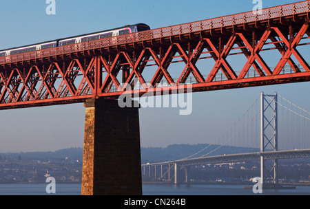 Train sur le pont Forth Rail Banque D'Images