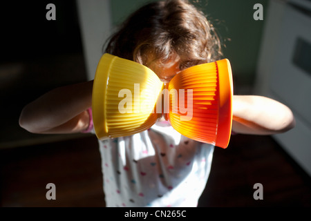 Girl holding bowls Banque D'Images