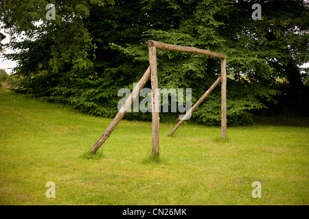 Poteau de but en bois sur l'herbe Banque D'Images