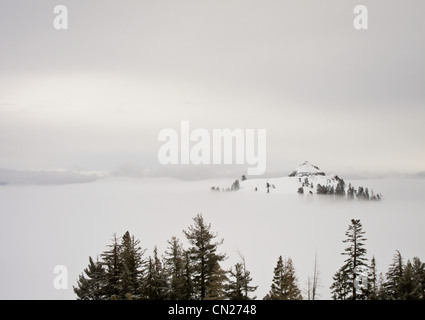 Montagnes couvertes de neige dans le brouillard, Lake Tahoe, California, USA Banque D'Images