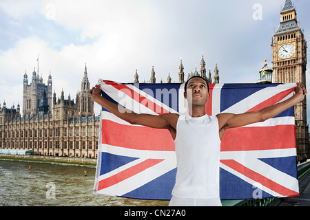 Concurrent olympique avec Union Jack devant les Maisons du Parlement, Londres, Angleterre Banque D'Images