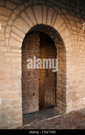 Porte médiévale en bois d'entrée de l'Espagne, l'église Talló Banque D'Images