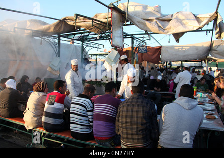 Food dans la place Jemaa el Fna Banque D'Images