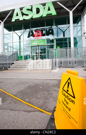 Un trébuchement signe par un tuyau flexible à l'extérieur de l'Asda Keighley, West Yorkshire, Royaume-Uni. Banque D'Images