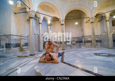 Hamam Cağaloğlu à Sultanahmet, Istanbul a été construit par le Sultan Mahmud I en 1741 pour fournir des revenus pour la mosquée Sainte Sophie. Banque D'Images