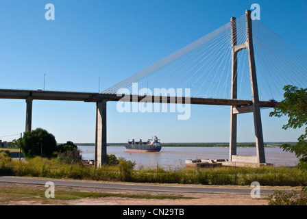 Une harpe du pont à haubans sur la rivière Parana à Rosario, ville argentine. Il relie la ville de Rosario, dans la province de Santa Fe, avec V Banque D'Images